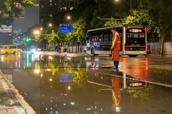 中山北路普善路路口地下水管爆裂 周边道路一度积水严重(图2)