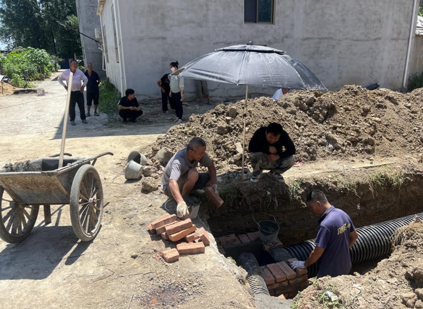 阜南县苗集镇：修建下水管道 方便村民生活(图1)