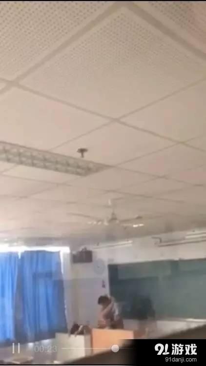 武汉17中28分钟教室门事件真相及教室门作用全解析